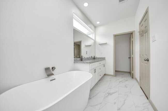 Building Photo - 2119 Esther Dr
