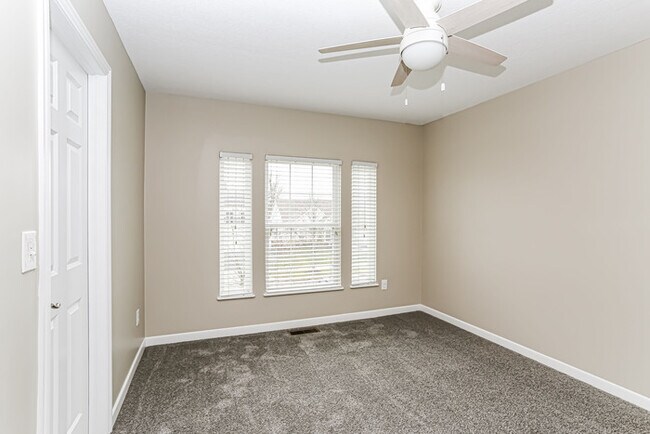 Building Photo - Elegant and Spacious 4-Bedroms Retreat