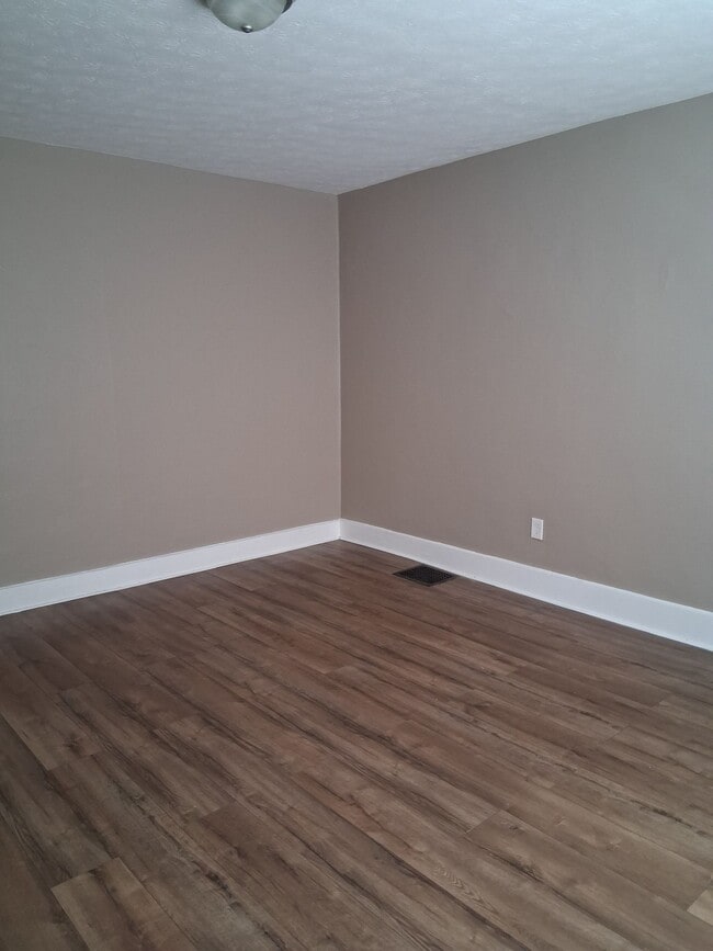 Building Photo - Charming Newly Renovated Spacious Double