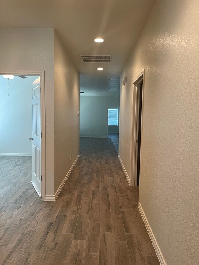 Building Photo - 511 County Rd 306