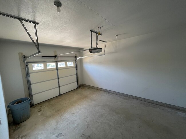 Building Photo - 2 Bed 1 Bath Duplex with garage in Sutherlin