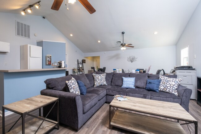 Building Photo - 3911 Water Oak Dr