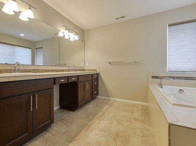 Building Photo - Maple Valley Stunning 5+ Bedroom 2.75 Bath