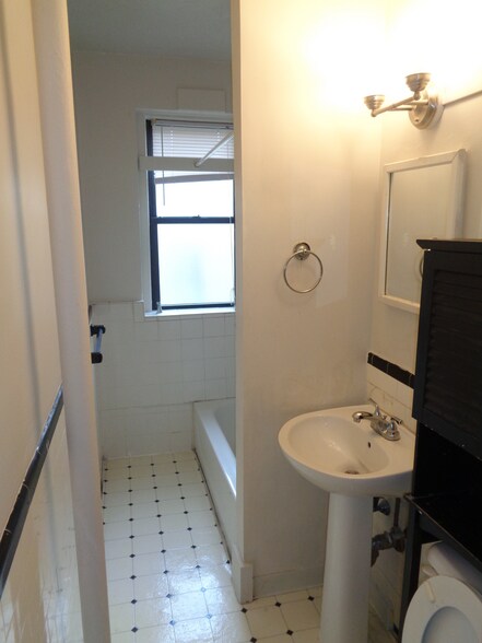 Building Photo - 66 Queensberry St