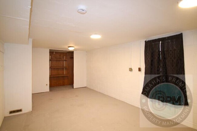Building Photo - Spacious 3 Bedroom / 1 Bathroom Home in Be...