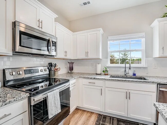 Building Photo - Amazing 3BR Townhome in Goodlettsville
