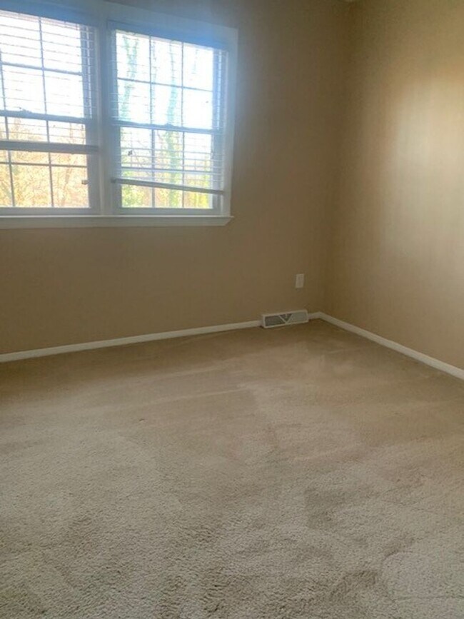 Building Photo - Large 3 Bedroom 2.5 Bath Townhome in Prime Location