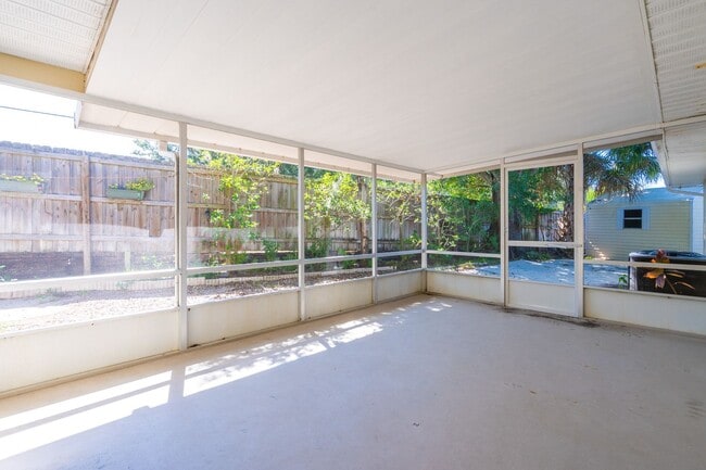 Building Photo - Charming 3BR/2BA Single-Family Home in Por...
