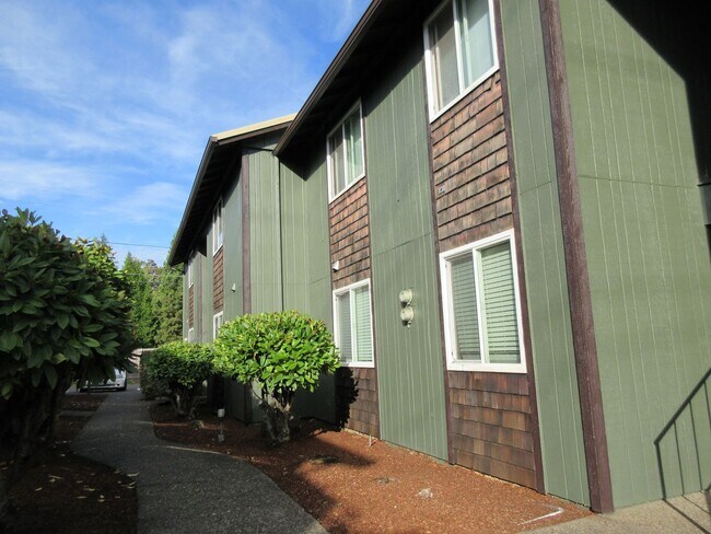 Building Photo - Two Bedroom Apartment w/ Washer and Dryer