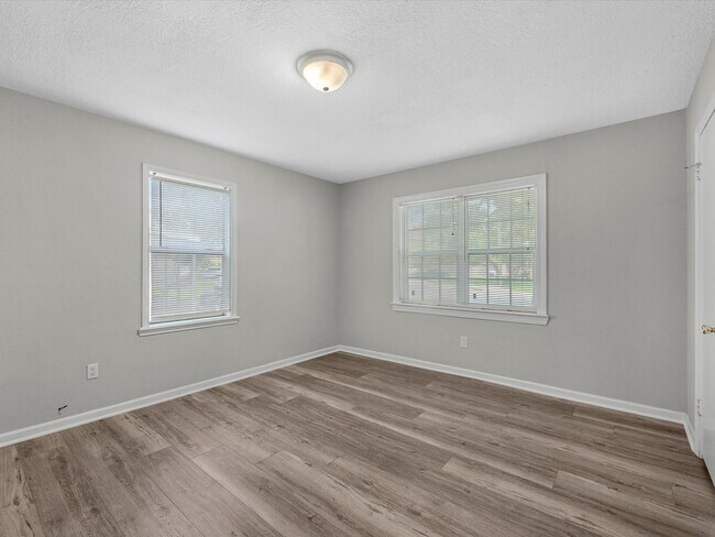 Building Photo - 212 N Shady Oaks St
