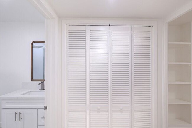 Building Photo - 3155 Montrose Ave