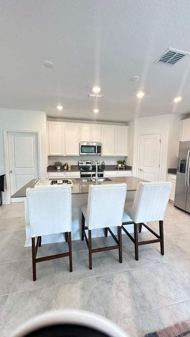 Building Photo - Bright & Open 4 Bed, 2 Bath Residence in Davenport!