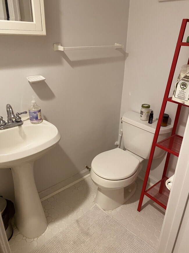 Building Photo - Tunlaw Upstairs