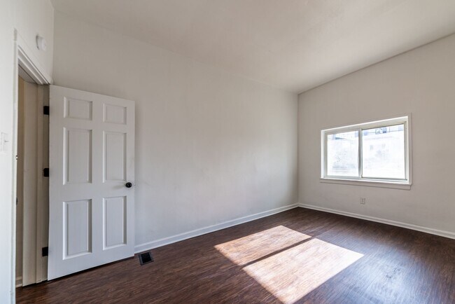 Building Photo - 615 E Warrington Ave