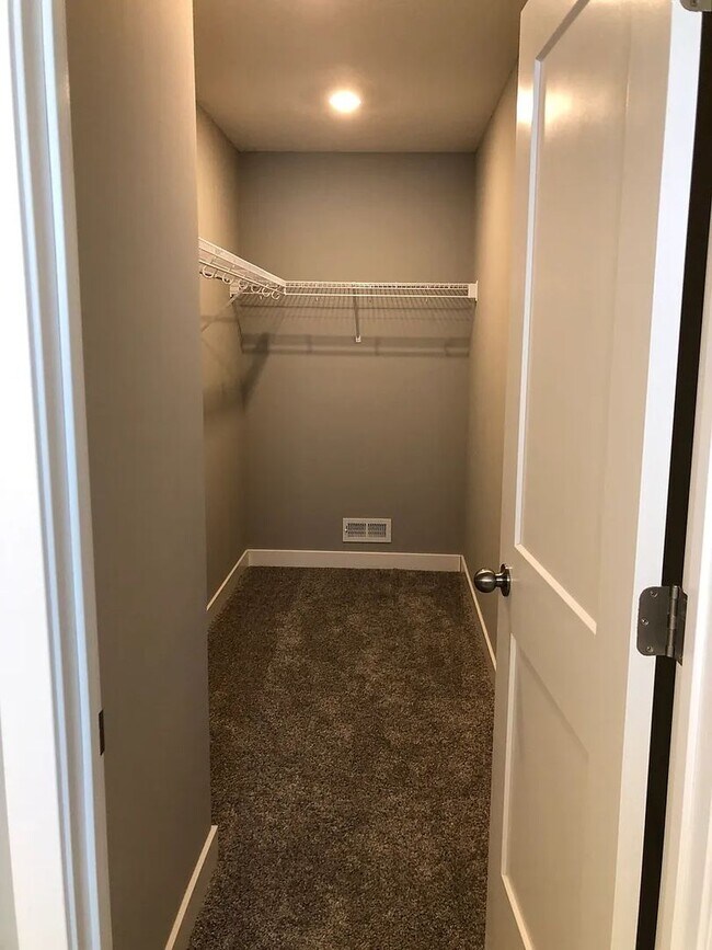 Building Photo - 4 bed house available in otsego!