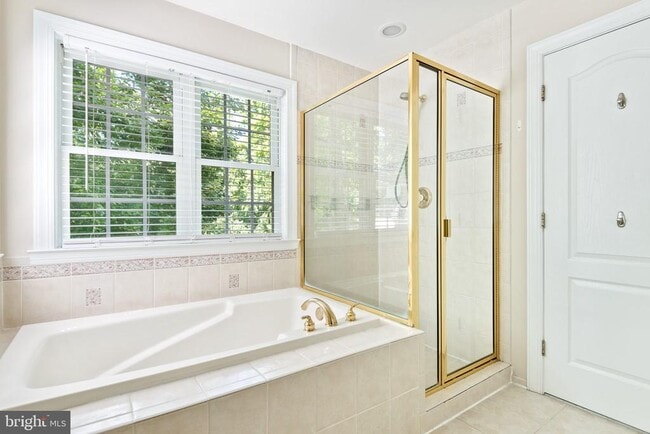 Building Photo - 2202 Sarah Woods Ct