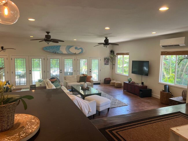 Building Photo - Privately Gated, Cool, Spacious Home, Tuck...