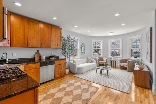 Building Photo - Amazing 3 bed 3 bath in Allston