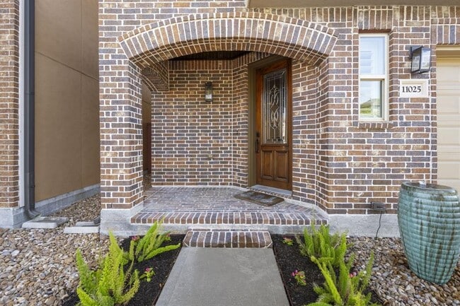 Building Photo - 11025 Upland Forest Dr