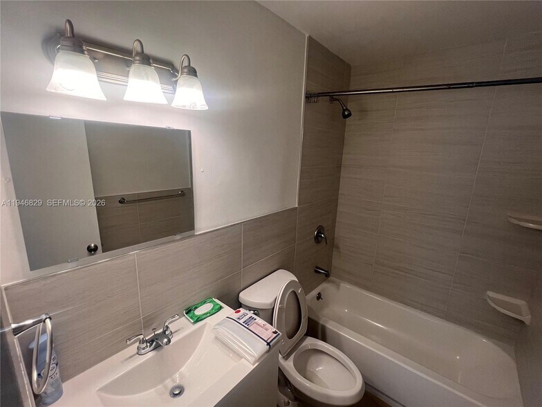 Building Photo - 5010 SW 26th Ave