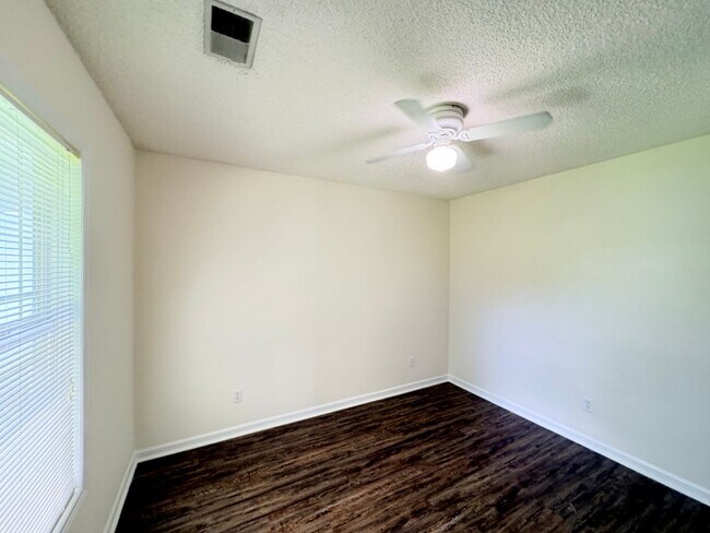 Building Photo - 10 Broadland Cir