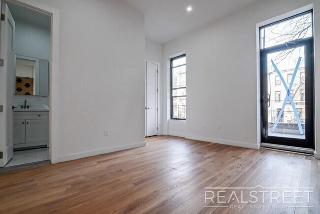 Building Photo - Luxury Triplex Brownstone in Prime Stuyves...