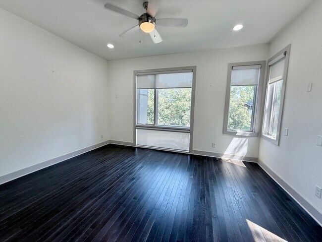 Building Photo - 3 bedroom/3.5 baths/ 12th S