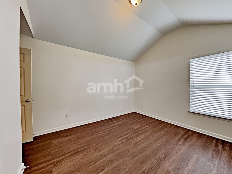 Building Photo - 2425 Valley Creek Dr