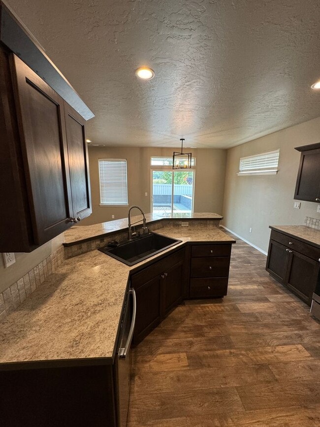 Building Photo - Charming 3-bedroom, 2-bathroom home locate...