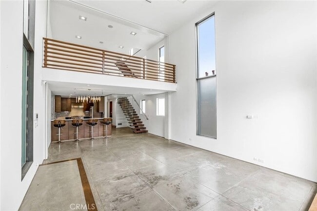 Building Photo - 419 Venice Way