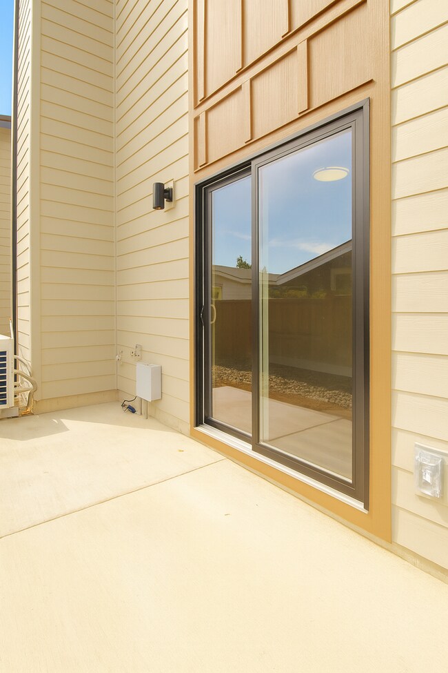 Building Photo - Your Bend Retreat: Spacious End Unit Townhouse with Pilot Butte Views