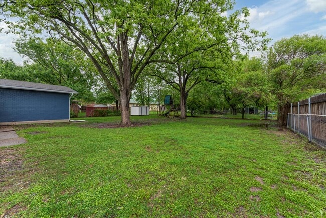 Building Photo - 6708 Manor Dr