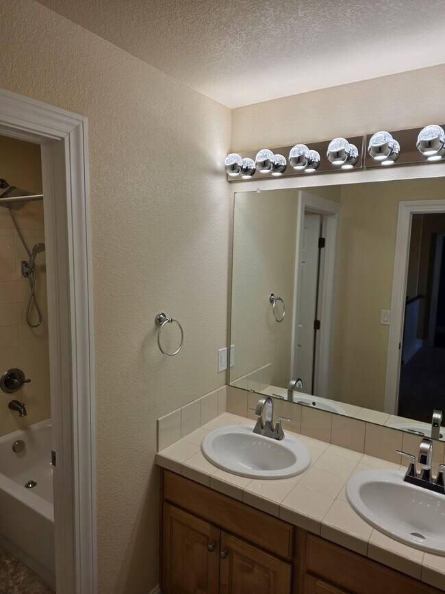 Building Photo - Beautiful and Expansive 4 Bed 3 Bath SFR by Buckley AFB