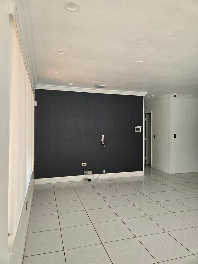 Building Photo - 2606 Alcazar Dr