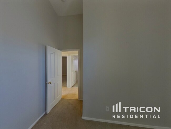 Building Photo - 12209 W Edgemont Ave