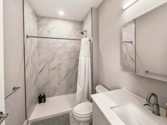 Building Photo - 28 Poplar St