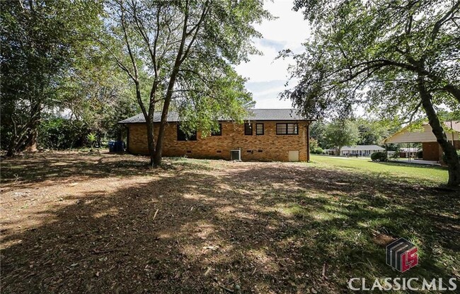 Building Photo - Beautifully Renovated 3-Bedroom Ranch Near...