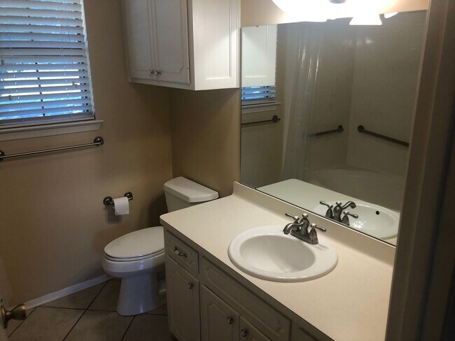Building Photo - 2 Bedroom Single Family