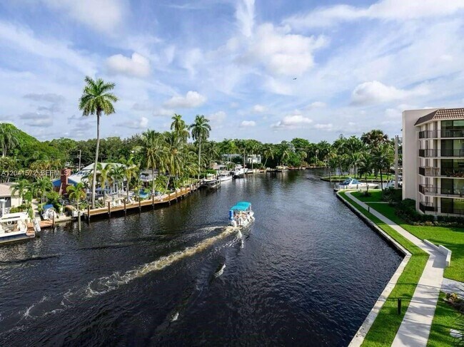 Building Photo - 900 River Reach Dr