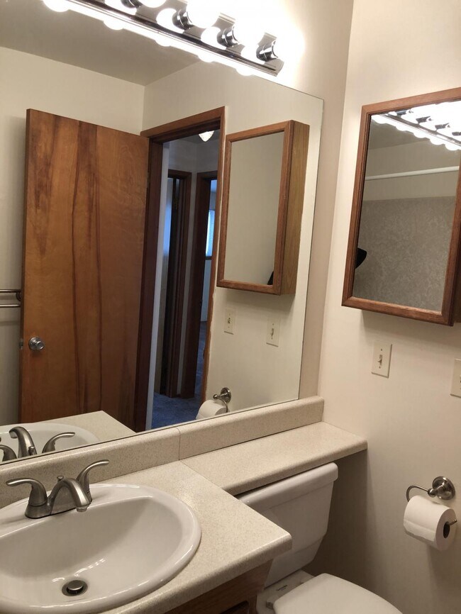 Building Photo - Laurel Apartments - 2 bedrooms
