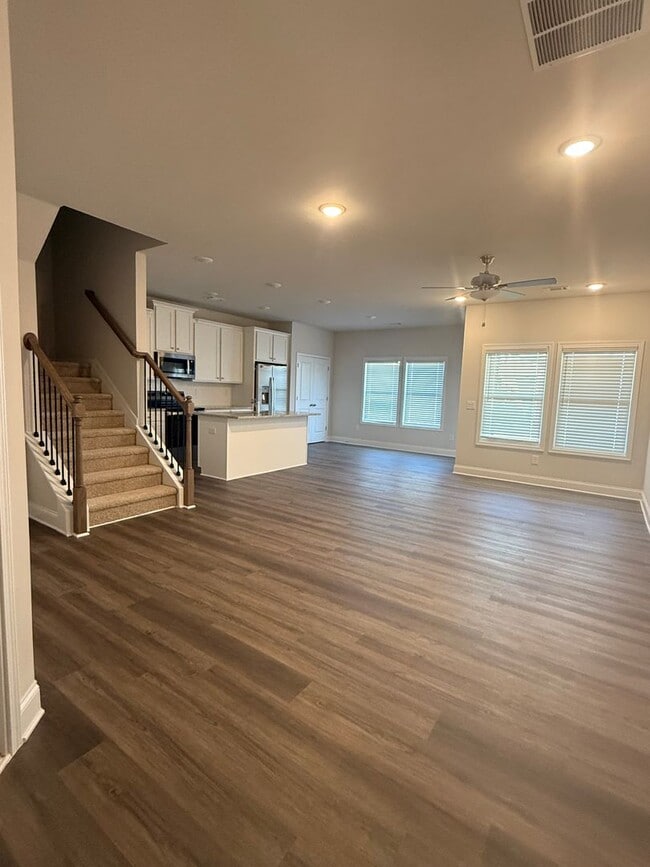 Building Photo - Townhome