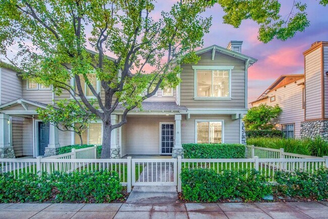 Building Photo - Beautiful Townhouse in the desirable Anaheim Packing District!