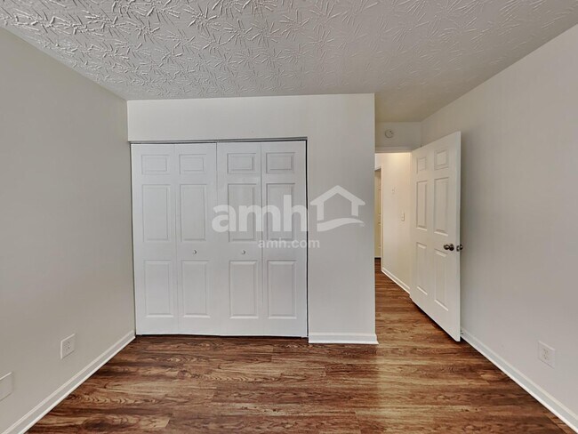 Building Photo - 330 Meadows Ln