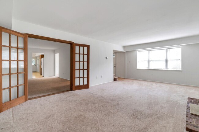 Building Photo - Fantastic 4 Bed 2.5 Bath Colonial Home Sou...