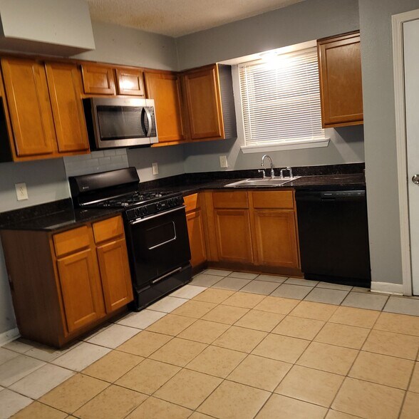 Building Photo - 804 Lyndell Ct