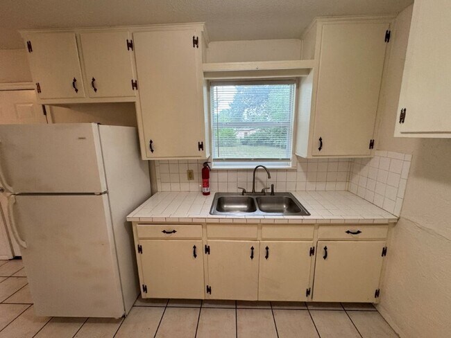 Building Photo - 4-bedroom garage conversion, cute and clea...