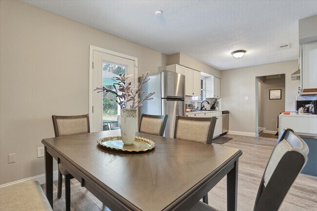 Building Photo - Furnished 4 Bedroom, 2 Bath Brick Home in Savannah