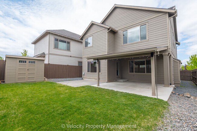 Building Photo - Beautiful NE Bend Home with Community Pool...