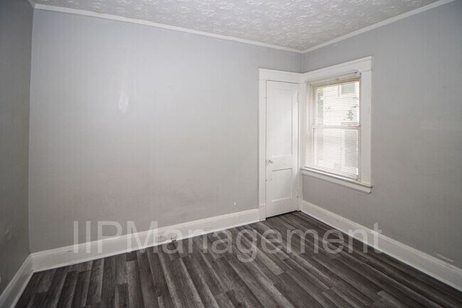 Building Photo - Newly Renovated 2 Bedroom Down Unit in Cle...