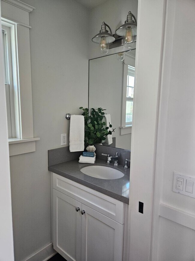 Building Photo - 3 Bedroom Plus Home with Roof Top Deck